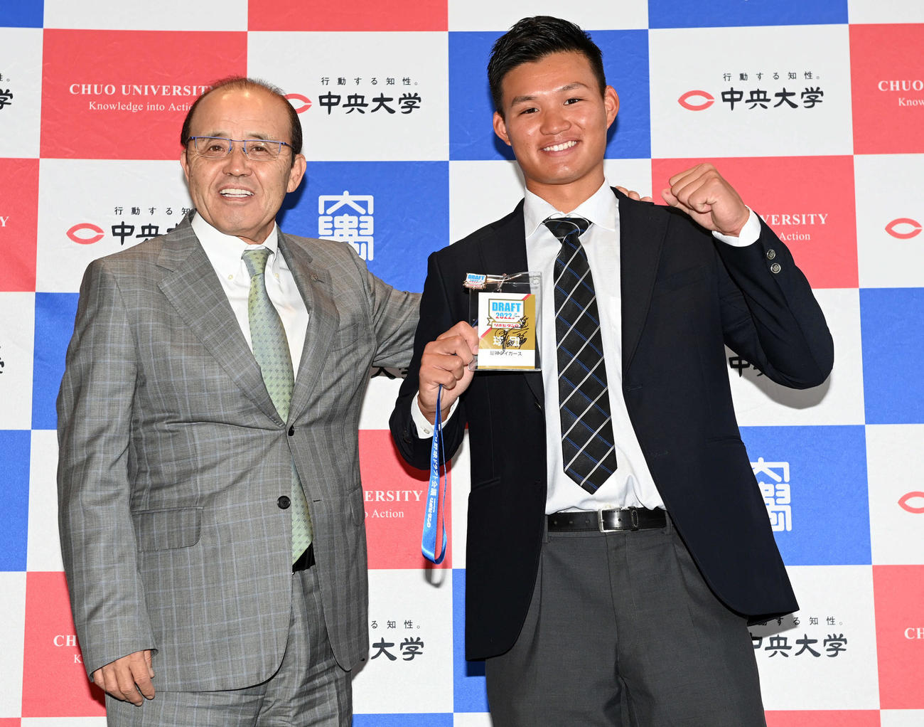22年10月、ドラフト指名あいさつで笑顔をみせる岡田監督（左）と中大・森下