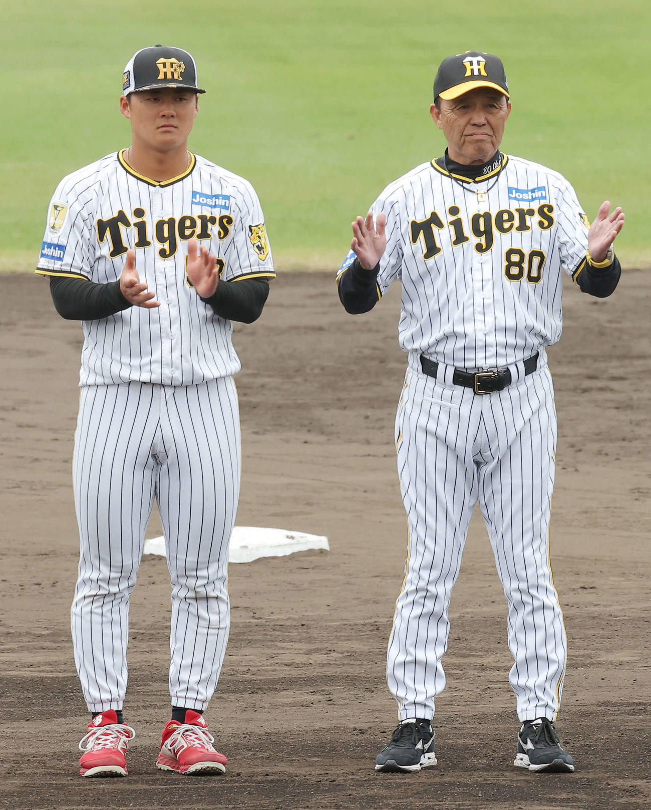 2月、春季キャンプ打ち上げで岡田監督（右）の横に並んだ前川
