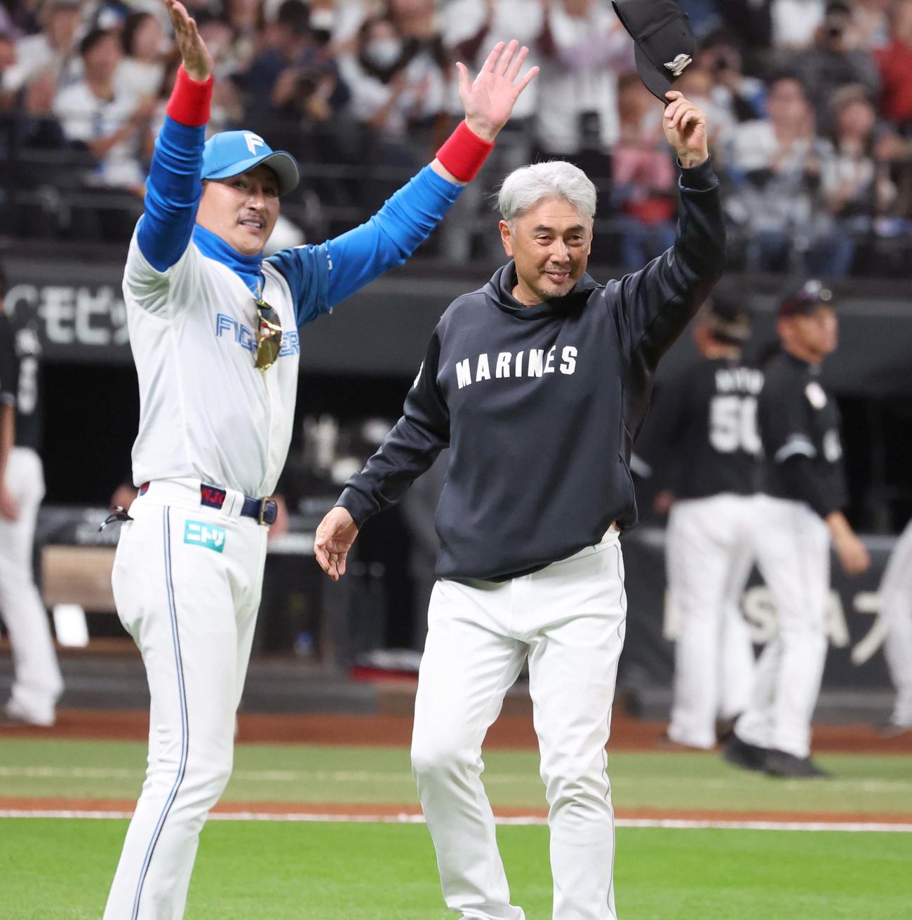 日本ハム対ロッテ　試合後、お互いの健闘を称える新庄監督（左）と吉井監督（撮影・黒川智章）