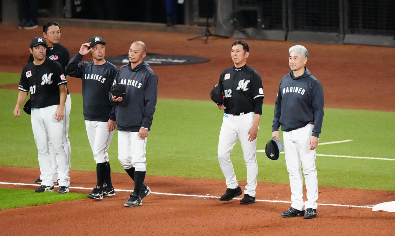 日本ハム対ロッテ　試合後、あいさつするロッテ吉井監督（右端）ら（撮影・江口和貴）