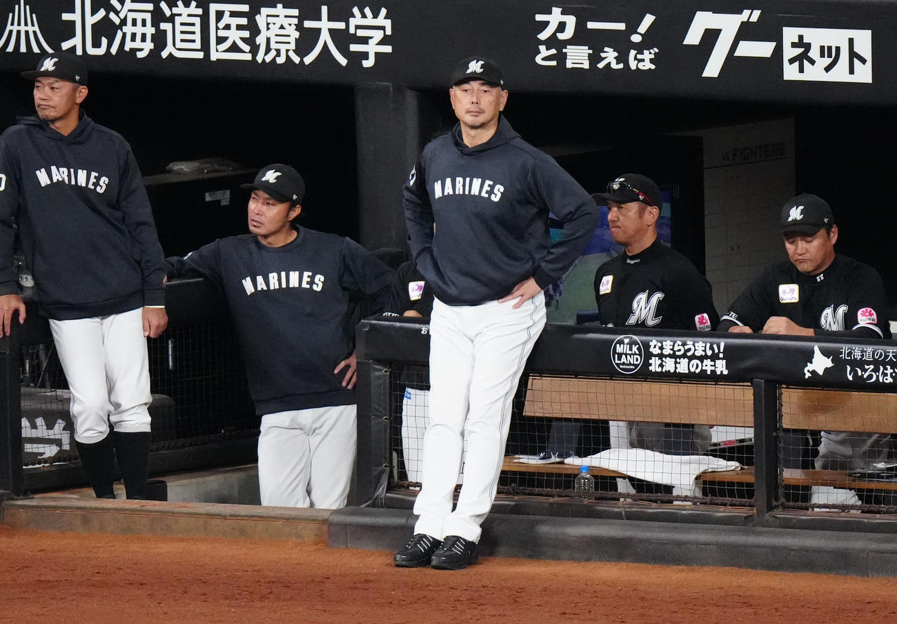 日本ハム対ロッテ　試合後、ベンチ前に立つロッテ吉井監督（撮影・江口和貴）