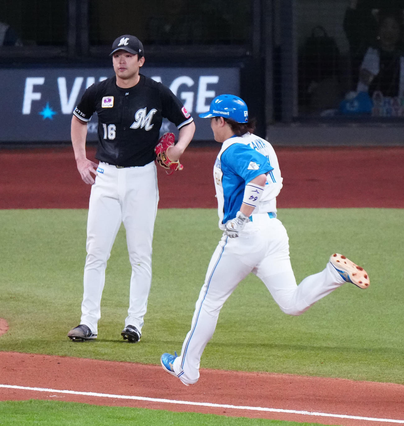 日本ハム対ロッテ　7回裏日本ハム2死一、二塁、水野に2点適時三塁打を浴びた種市（左）（撮影・江口和貴）
