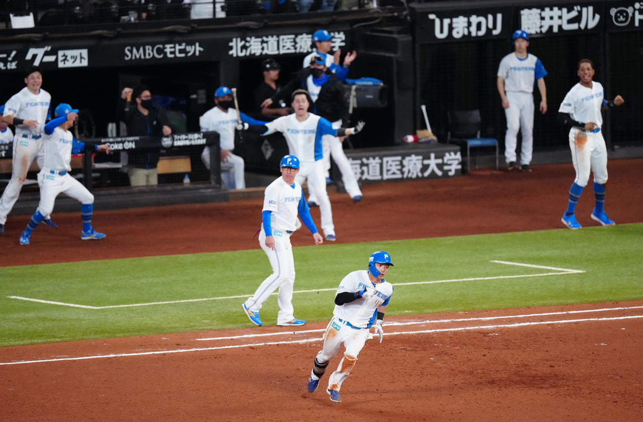 日本ハム対ロッテ　7回裏日本ハム2死一、二塁、2点適時三塁打を放つ水野（撮影・江口和貴）