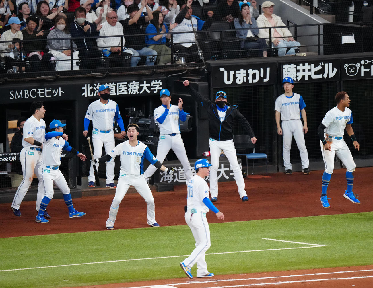 日本ハム対ロッテ　7回裏日本ハム2死一、二塁、水野が2点適時三塁打を放ち、ベンチを飛び出す選手たち。中央右は新庄監督（撮影・江口和貴）