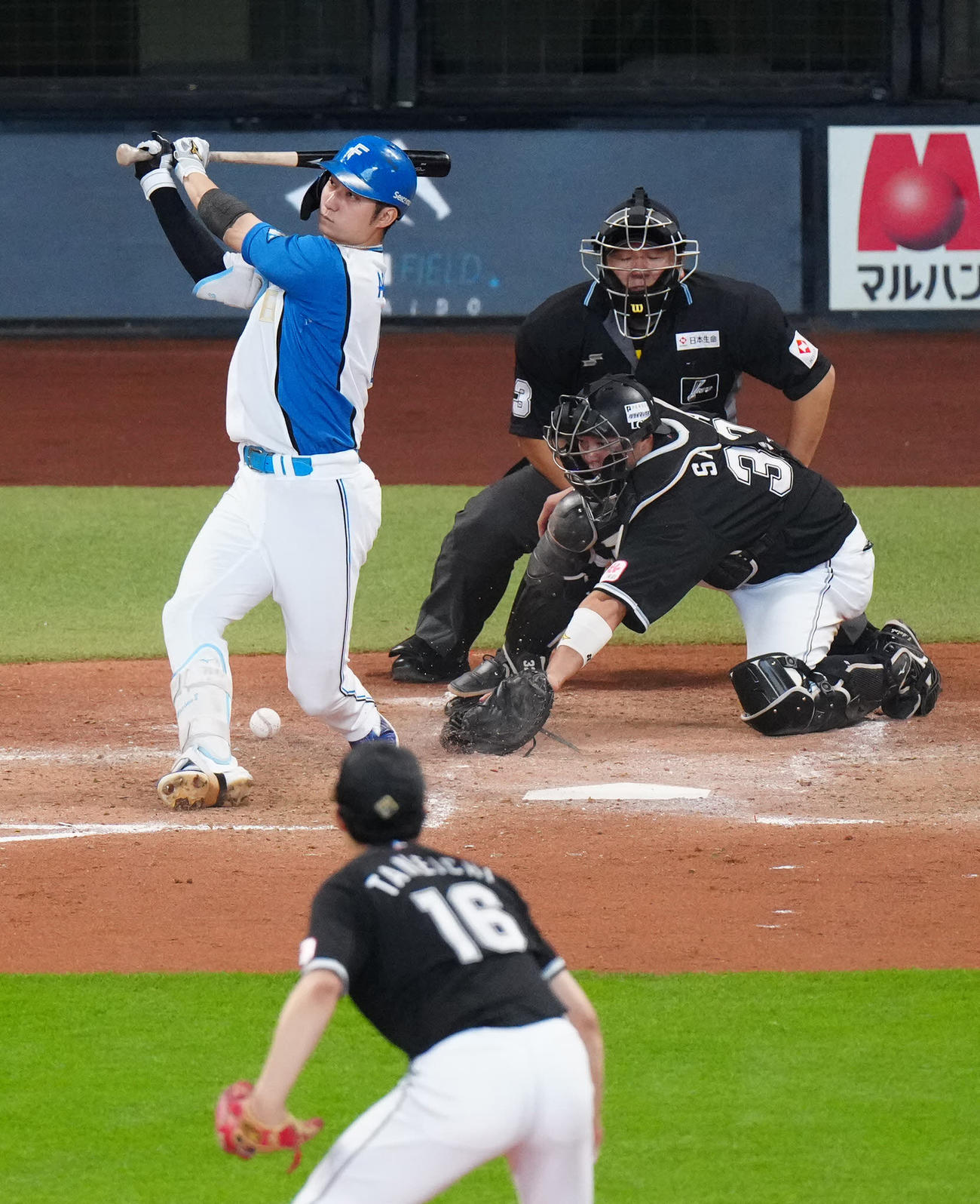 日本ハム対ロッテ　3回裏日本ハム1死一、二塁、後逸で走者の進塁を許す捕手佐藤。打者浅間、投手種市（撮影・江口和貴）