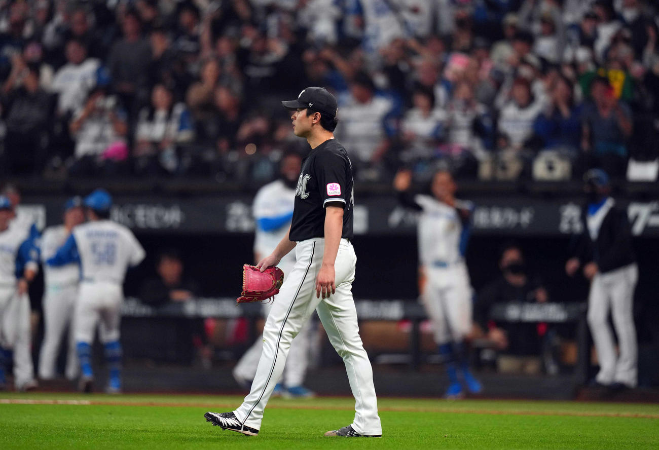 日本ハム対ロッテ　7回裏日本ハム2死一、二塁、水野に2点適時三塁打を打たれるロッテ先発種市（撮影・狩俣裕三）