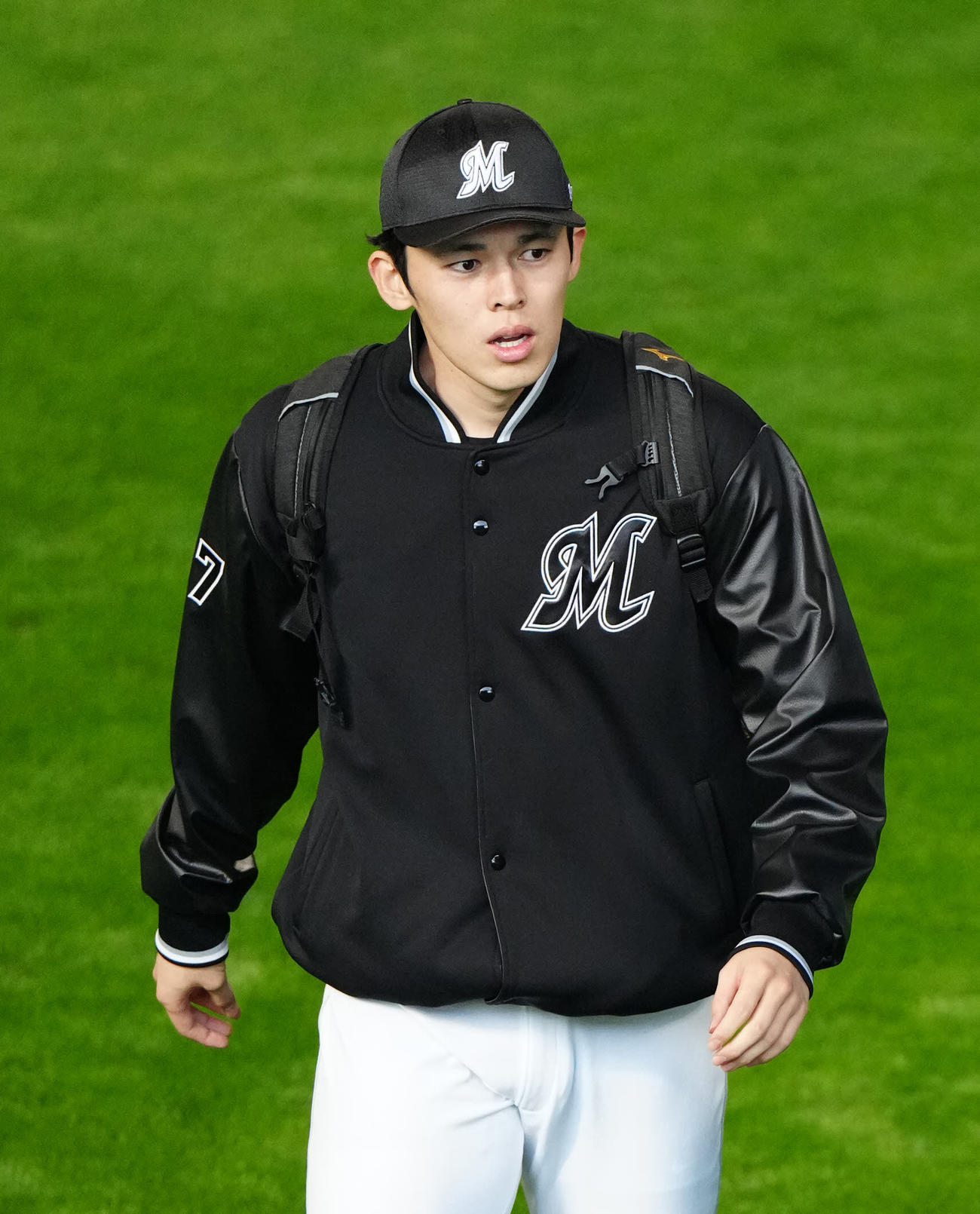 日本ハム対ロッテ　試合前練習に向かうロッテ佐々木（撮影・江口和貴）