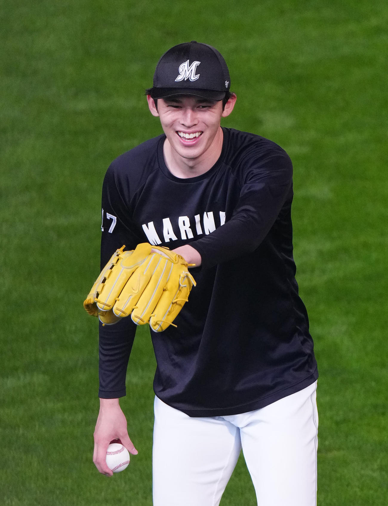 日本ハム対ロッテ　試合前練習中、笑顔を見せるロッテ佐々木（撮影・江口和貴）