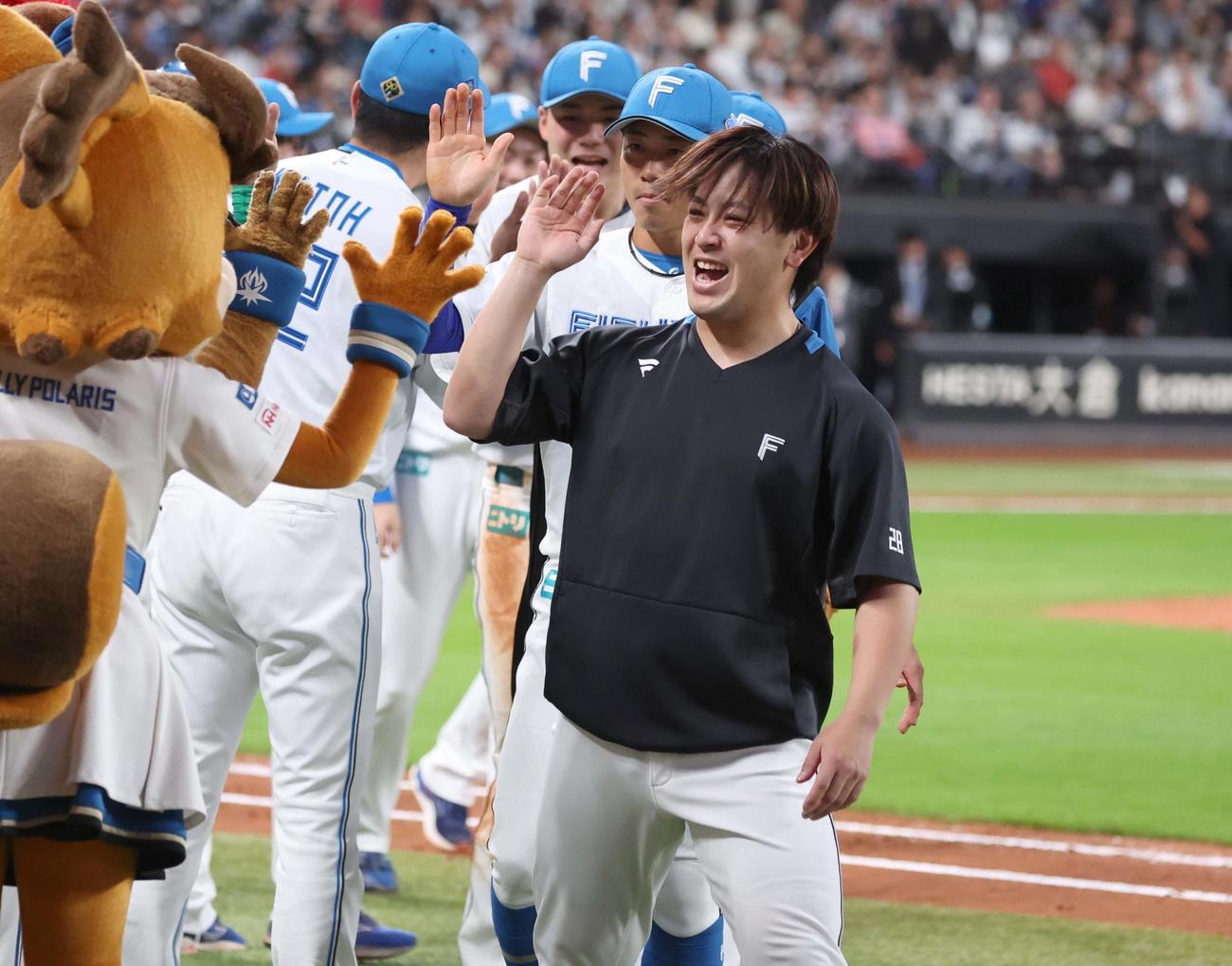 日本ハム対ロッテ　試合後、笑顔でタッチする河野（撮影・黒川智章）