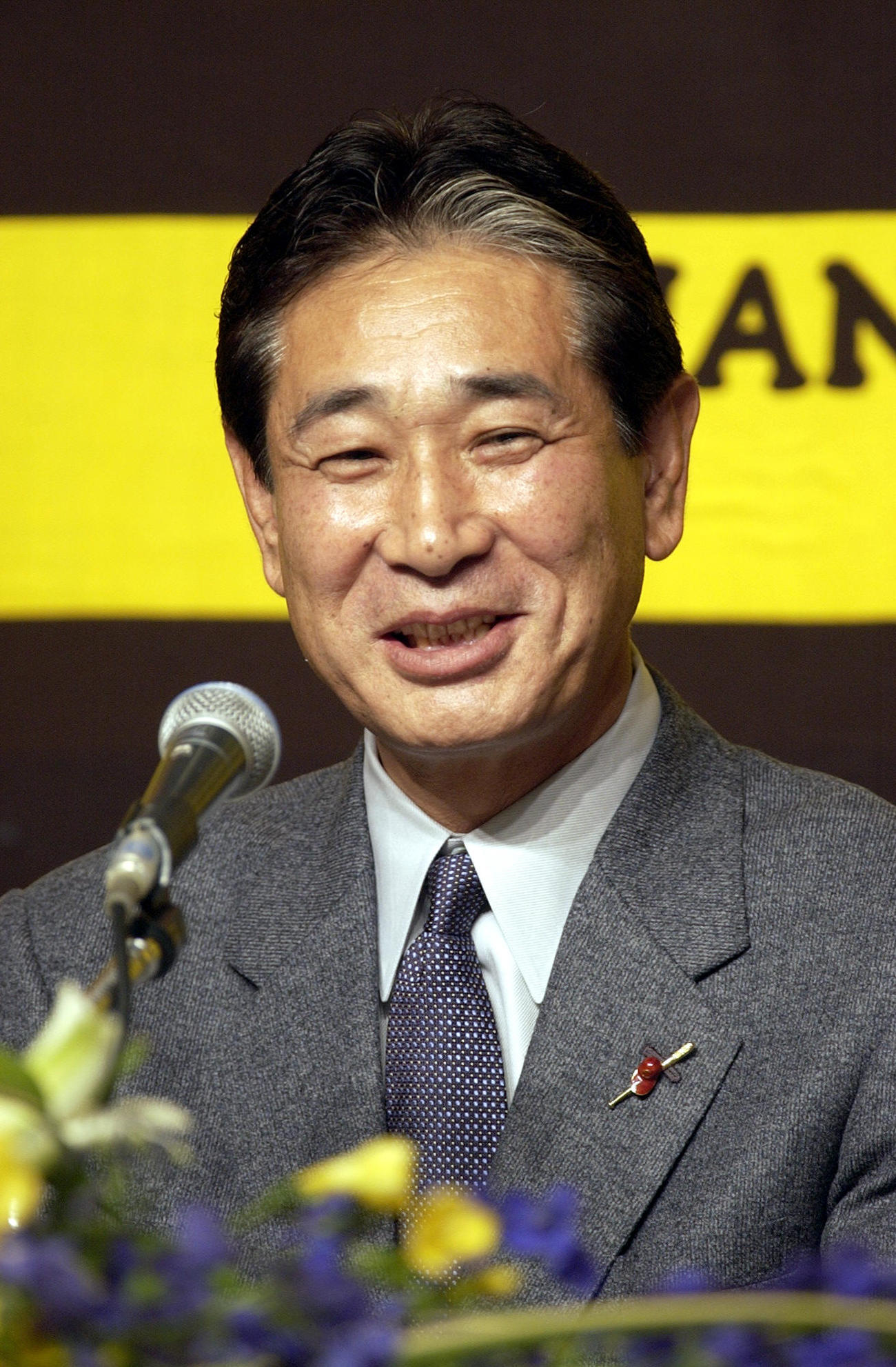 2001年12月、阪神監督就任会見で笑顔を見せる星野仙一氏