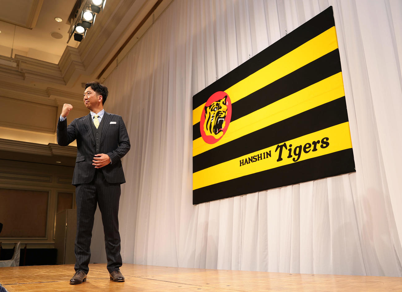 就任会見でガッツポーズする阪神藤川新監督（撮影・前田充）