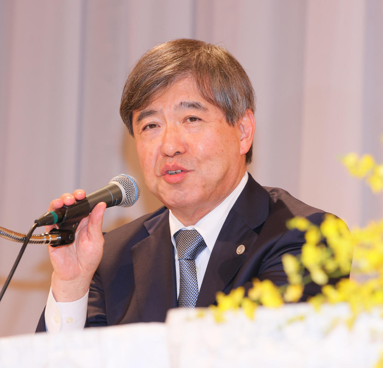 阪神藤川球児新監督の就任会見で話す阪神杉山健博オーナー（撮影・上山淳一）