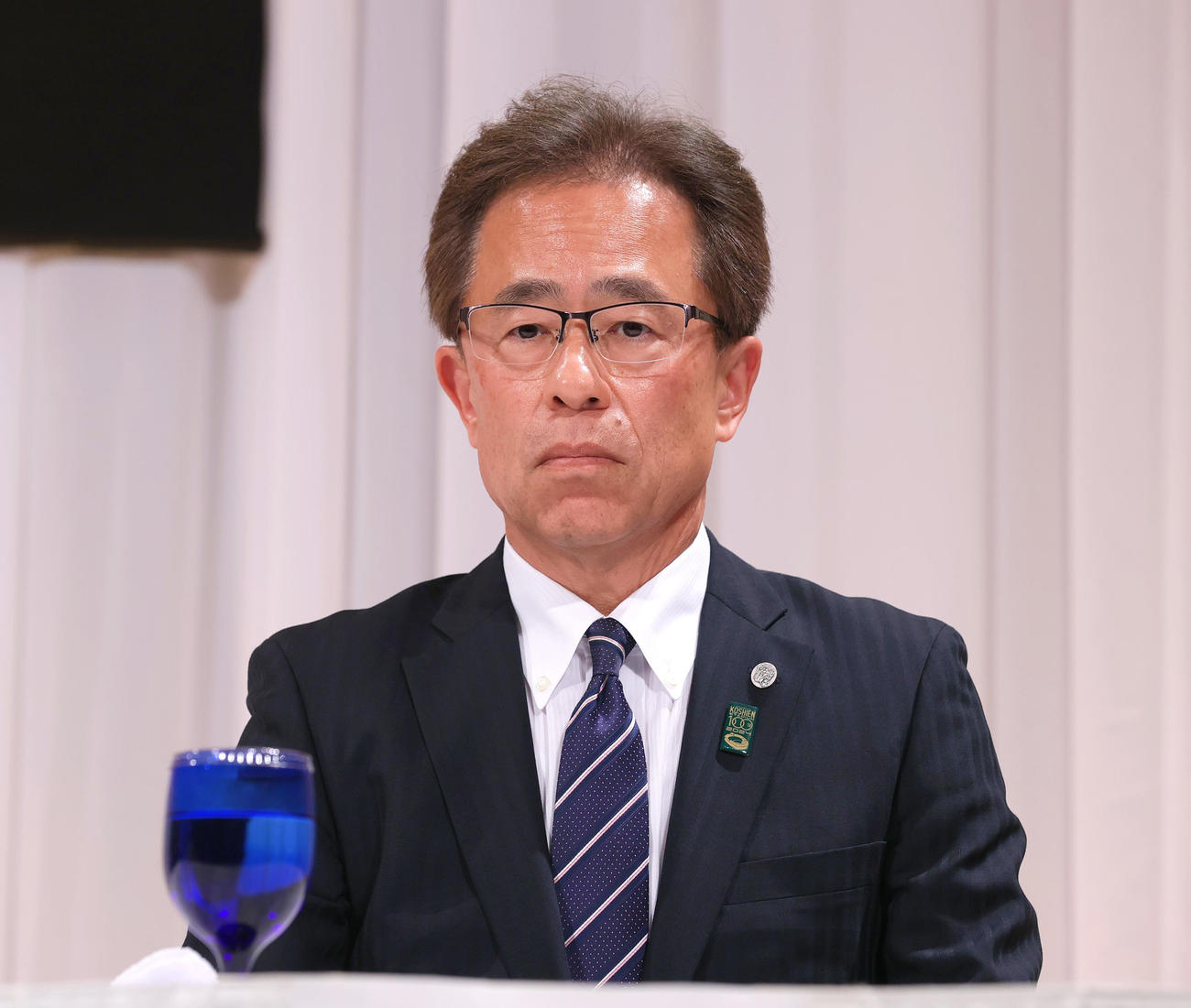 阪神藤川球児新監督の就任会見に出席する阪神粟井球団社長（撮影・上山淳一）