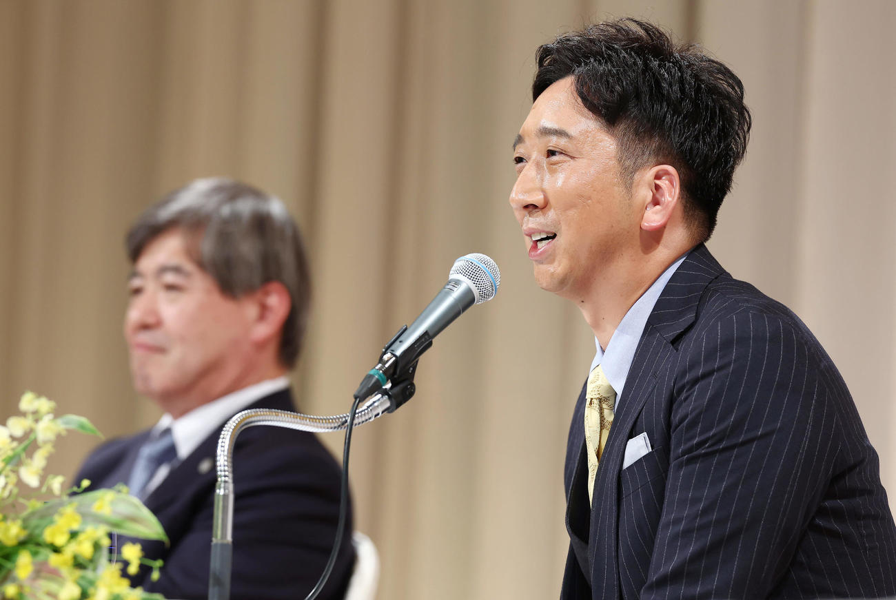 就任会見に臨む阪神藤川新監督。左は杉山オーナー（撮影・前田充）