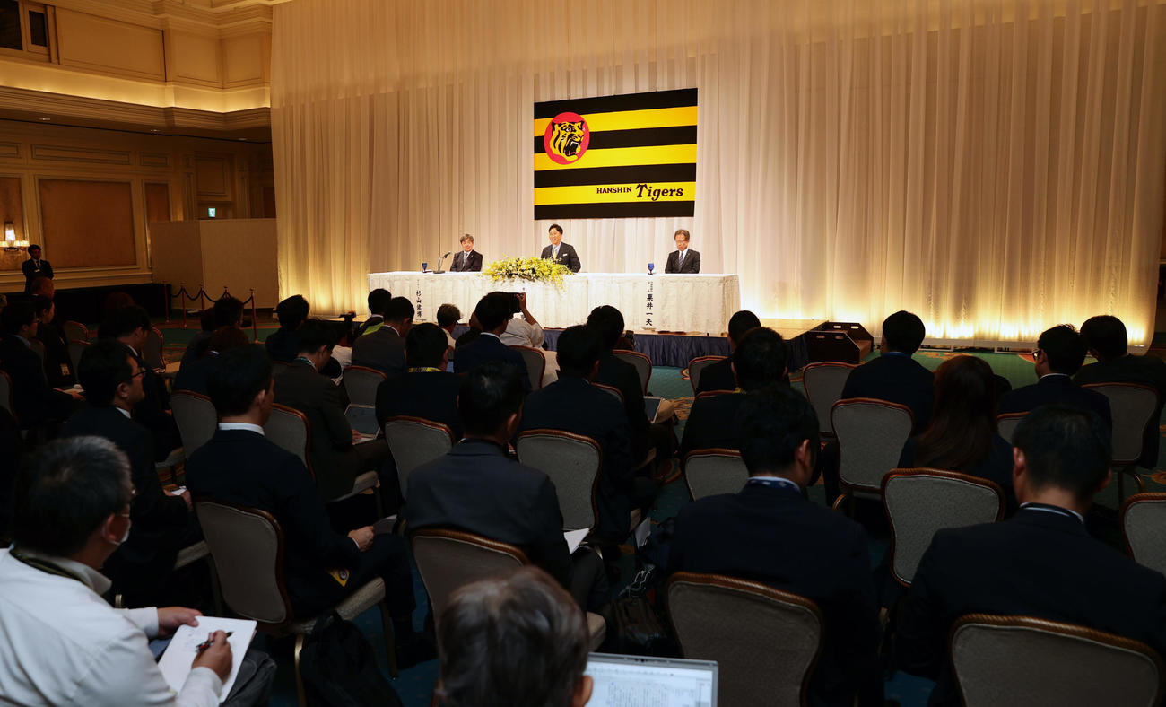 就任会見に臨む阪神藤川新監督（中央）（撮影・前田充）