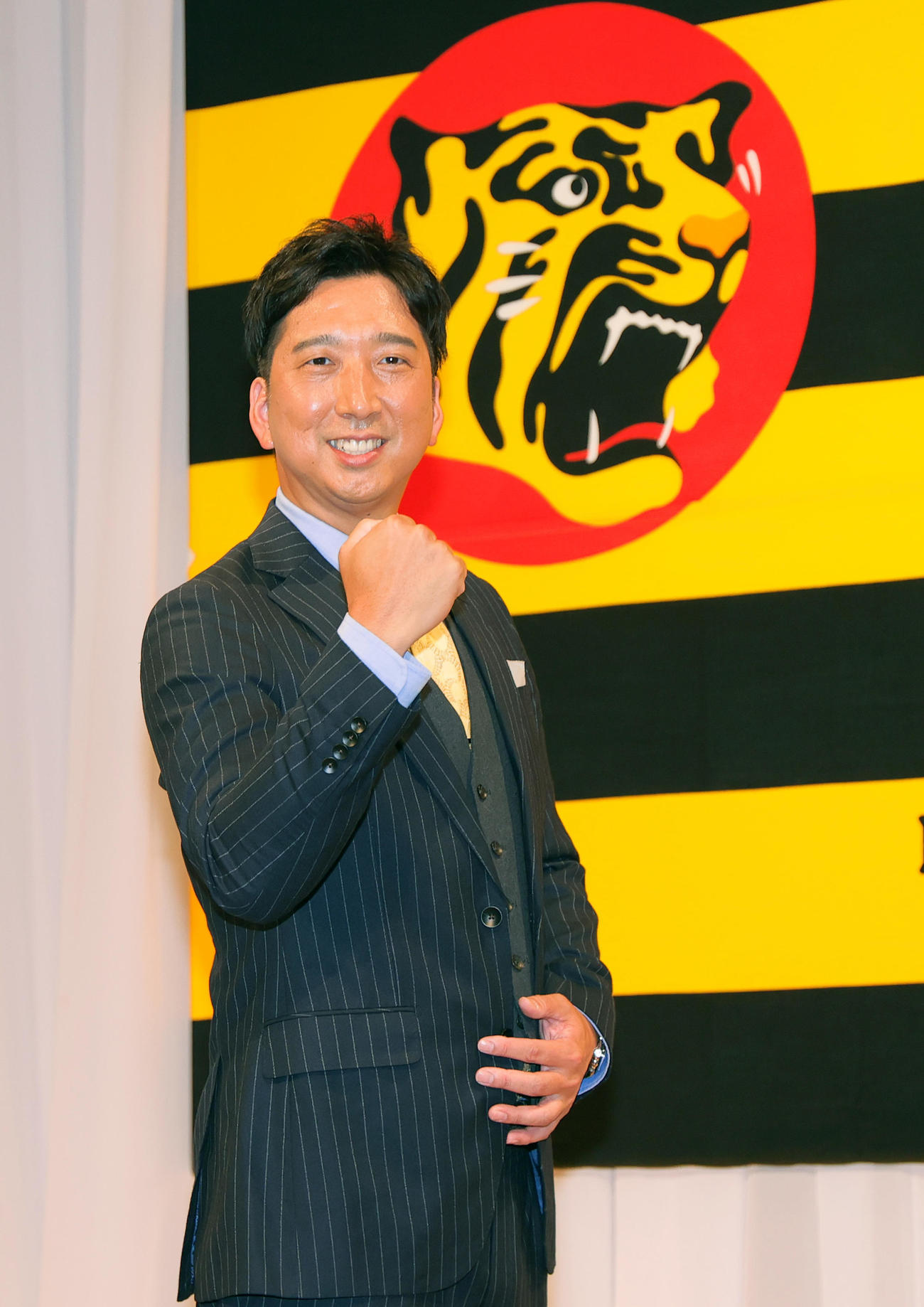 阪神藤川新監督は就任会見を終え、フォトセッションでポーズを決める（撮影・上山淳一）