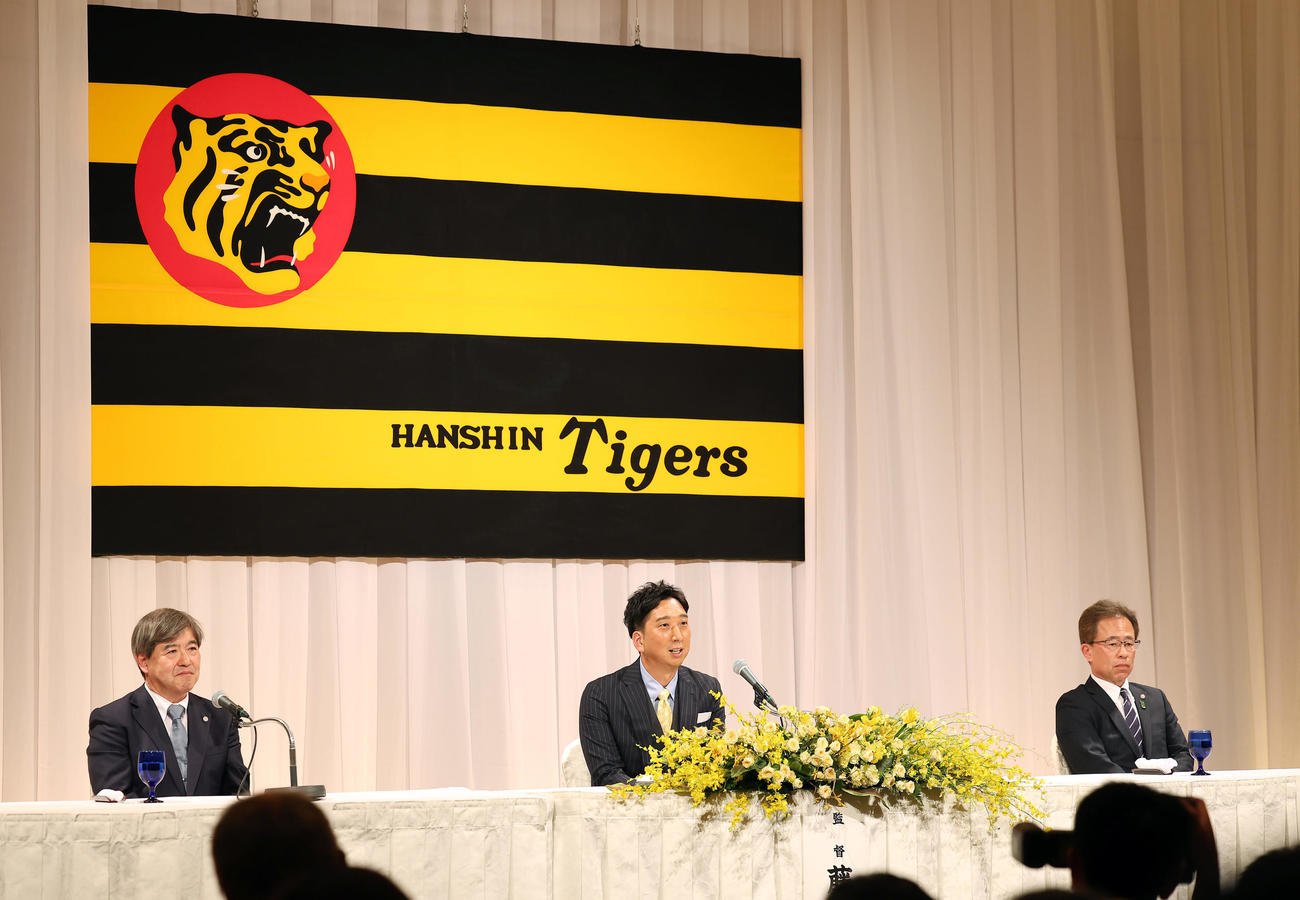 就任会見に臨む阪神藤川球児新監督。左は杉山オーナー、右は粟井球団社長（撮影・前田充）