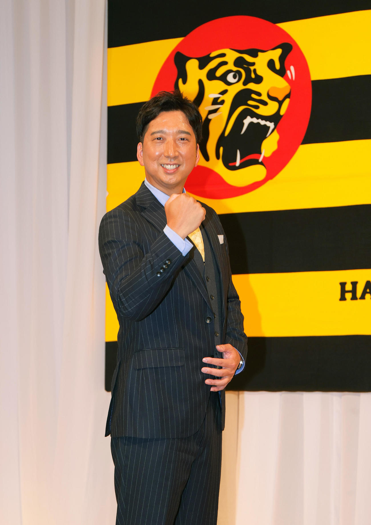 阪神藤川新監督は就任会見を終え、フォトセッションでポーズを決める（撮影・上山淳一）
