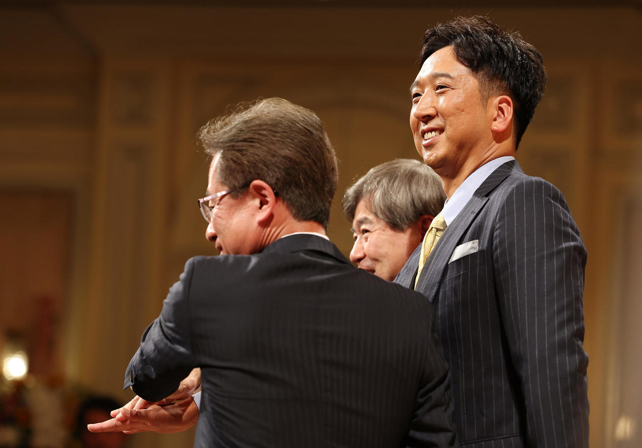 就任会見で手を合わせる、右から阪神藤川新監督、杉山オーナー、粟井球団社長（撮影・前田充）