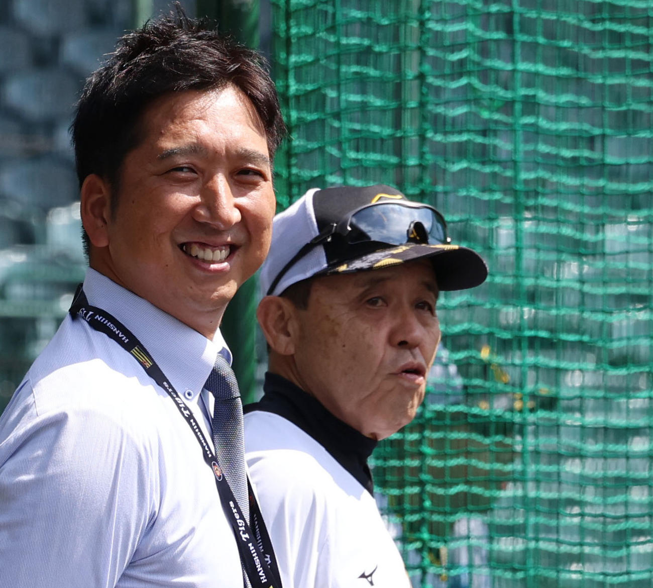 2023年9月、甲子園球場で藤川球児氏（左）と話をする阪神岡田監督