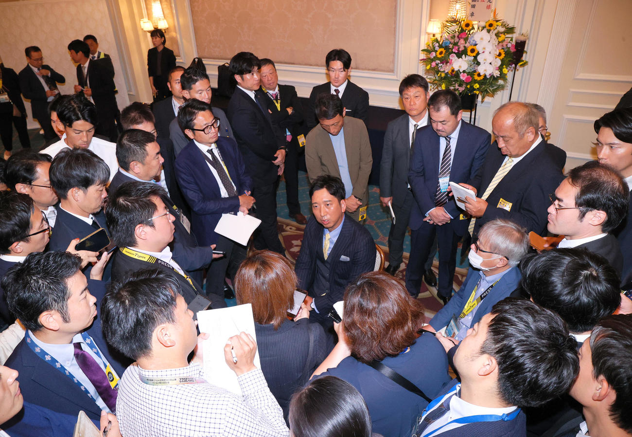 阪神藤川新監督（中央）は就任会見を終え報道陣に囲まれながら質問に答える（撮影・上山淳一）