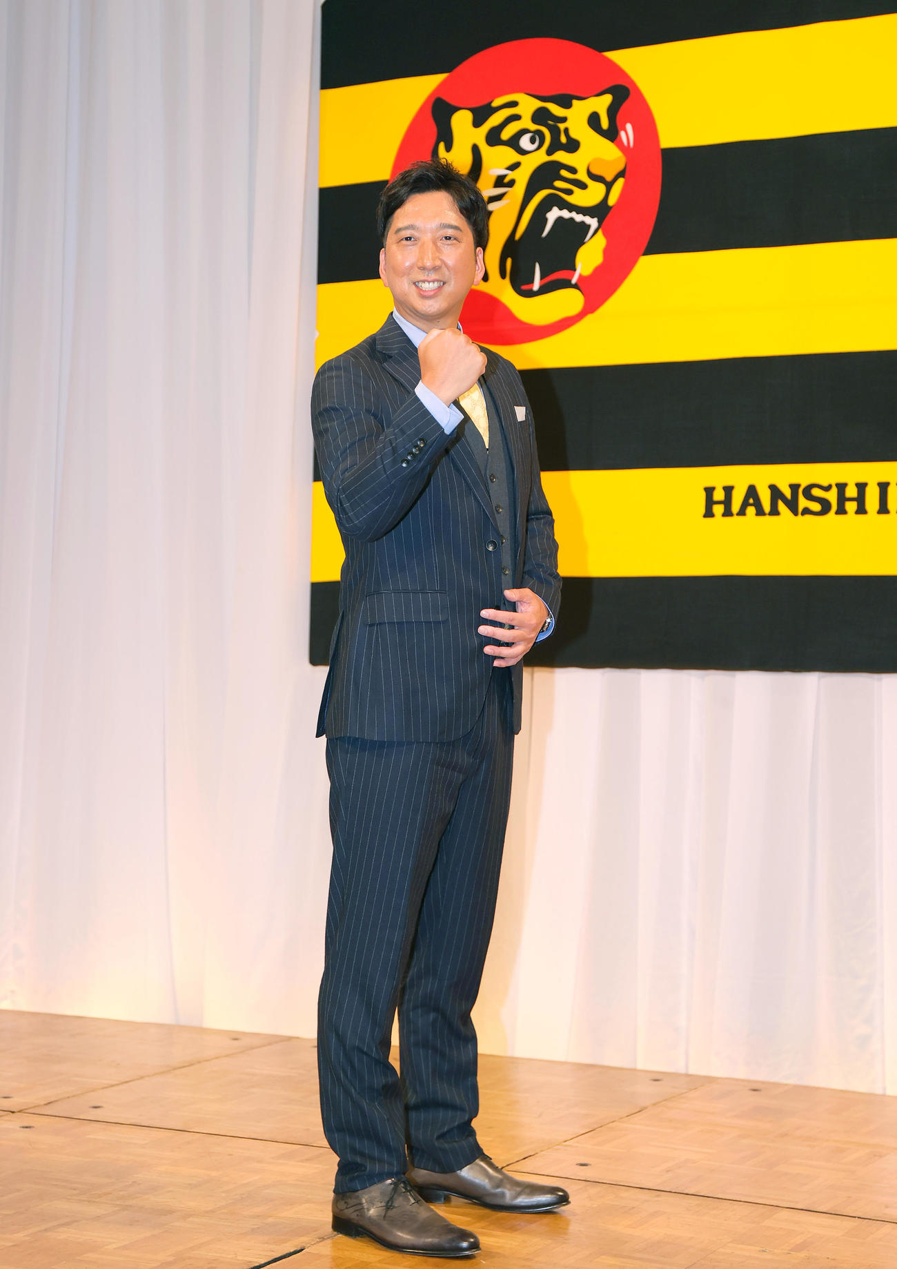 阪神藤川新監督は就任会見を終え、フォトセッションでポーズを決める（撮影・上山淳一）
