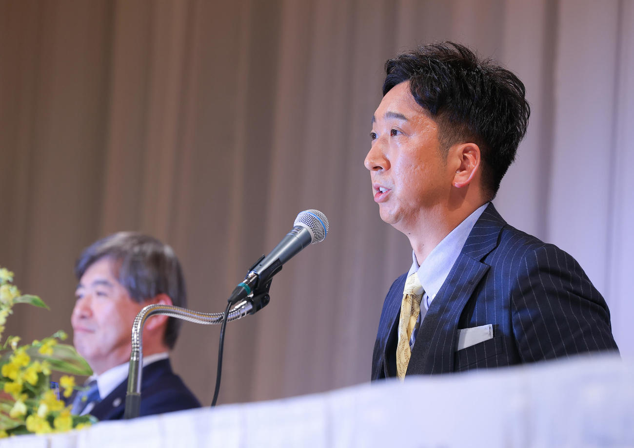 阪神の監督に就任し会見する藤川新監督。左は阪神杉山オーナー（撮影・上山淳一）