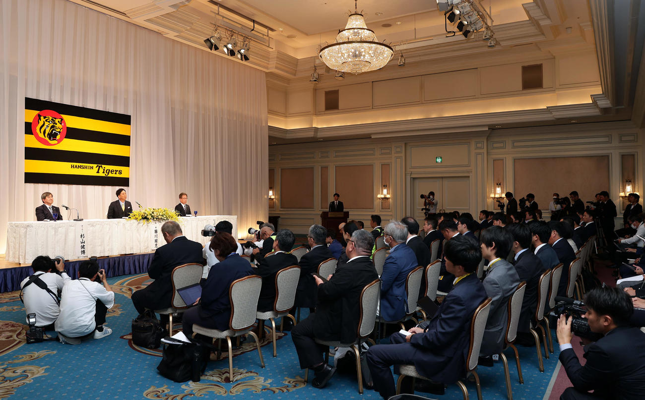 就任会見に臨む阪神藤川新監督（左から2人目）（撮影・前田充）