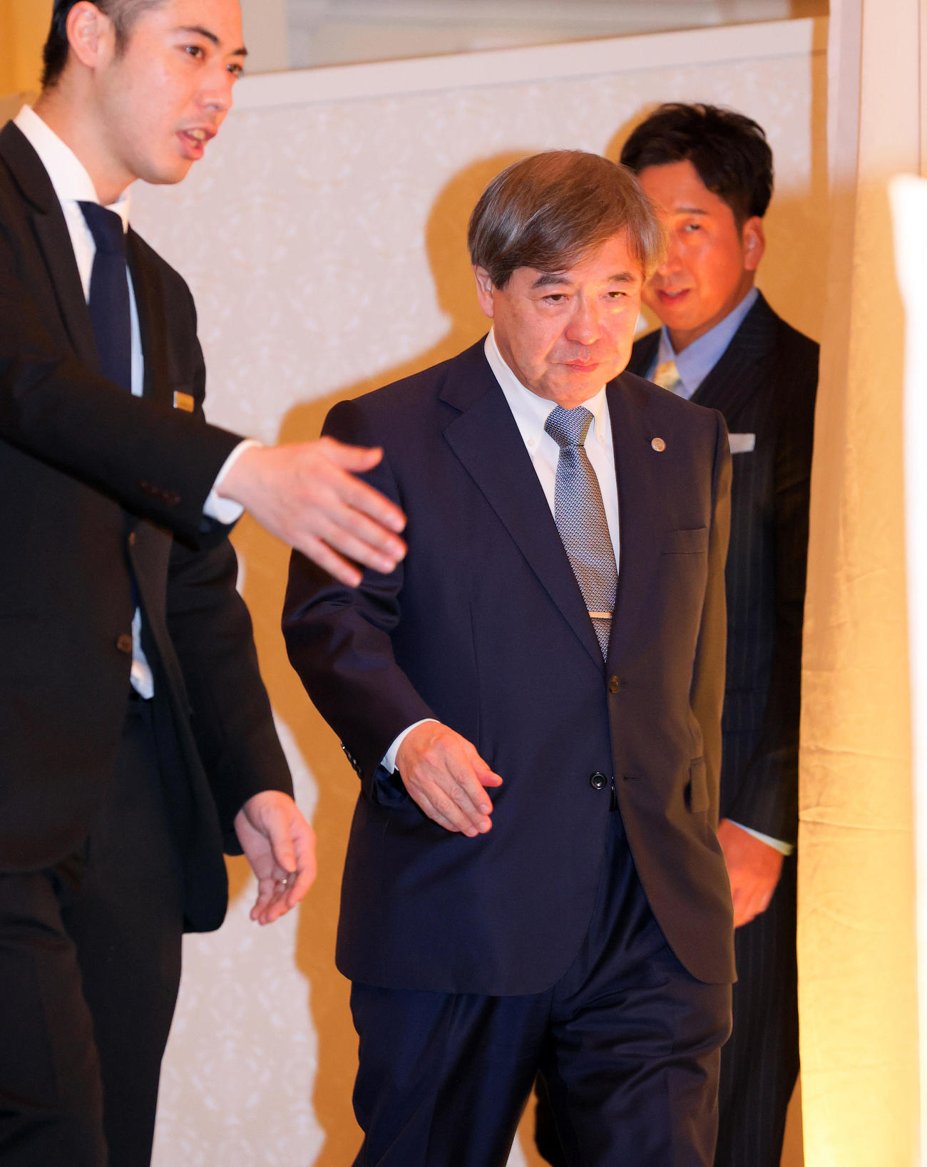阪神藤川新監督の就任会見に臨む阪神杉山健博オーナー（手前）（撮影・上山淳一）