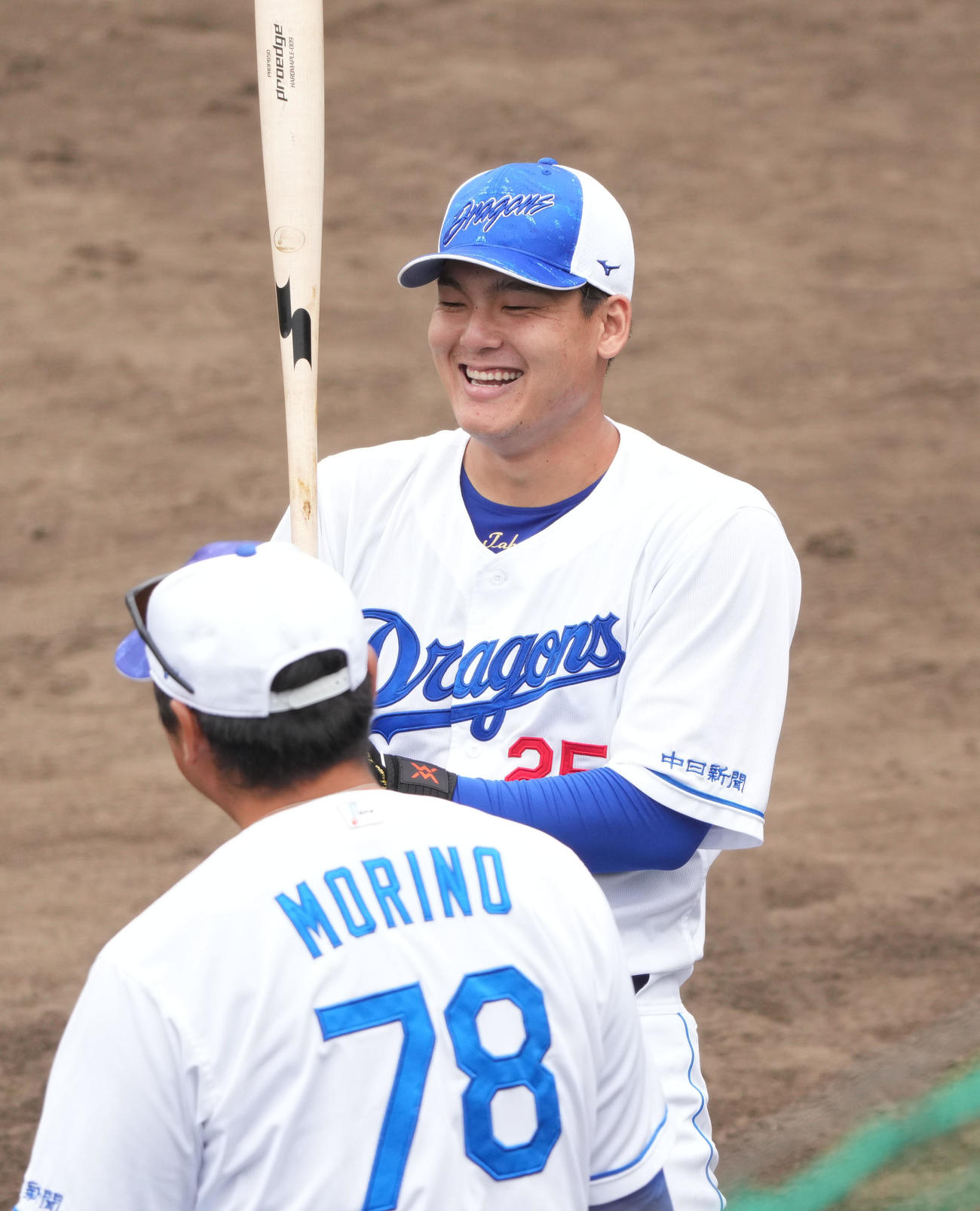 打撃練習の合間に森野打撃コーチと談笑する石川昂（右）（撮影・森本幸一）