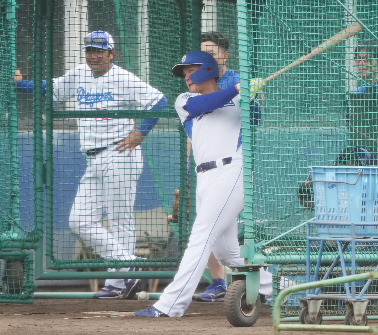 打撃練習を行う石川昂（右）左は森野打撃コーチ（撮影・森本幸一）