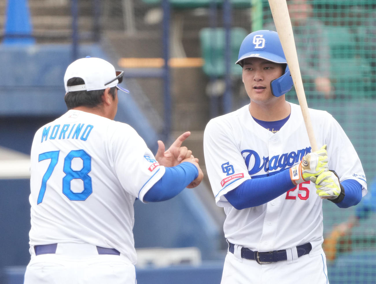 森野打撃コーチからアドバイスを受ける石川昂（右）（撮影・森本幸一）