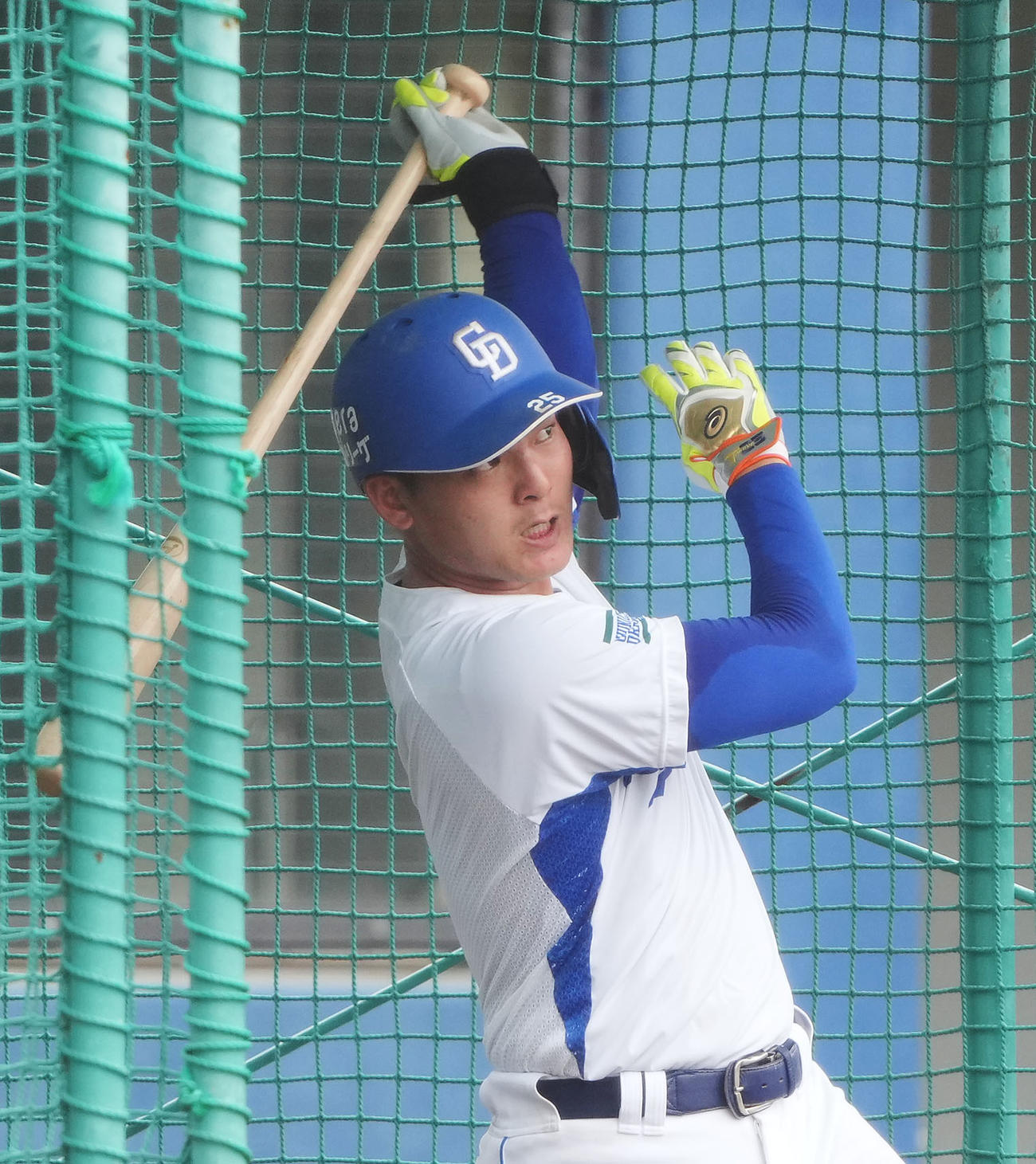 打撃練習を行う石川昂（撮影・森本幸一）