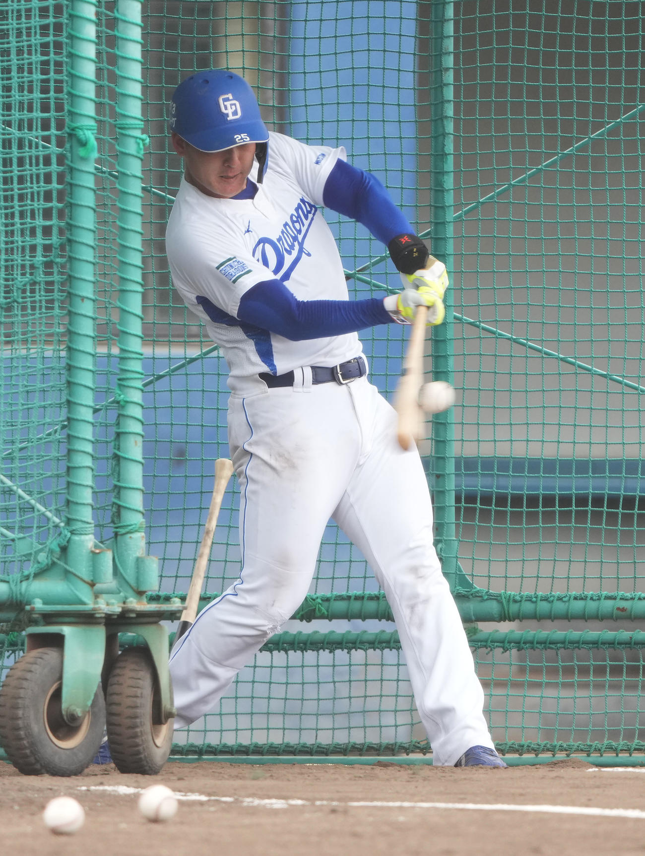 打撃練習を行う石川昂（撮影・森本幸一）