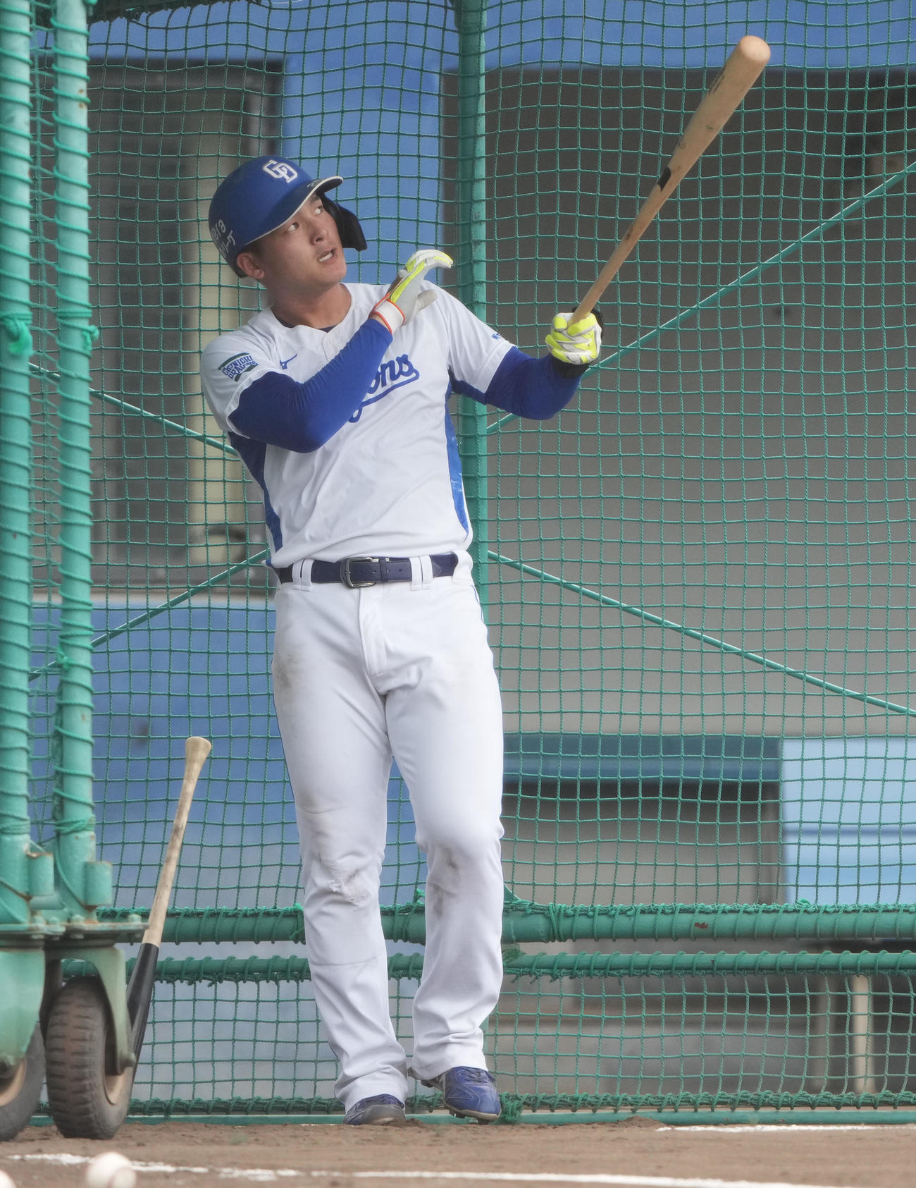 打撃練習を行う石川昂（撮影・森本幸一）