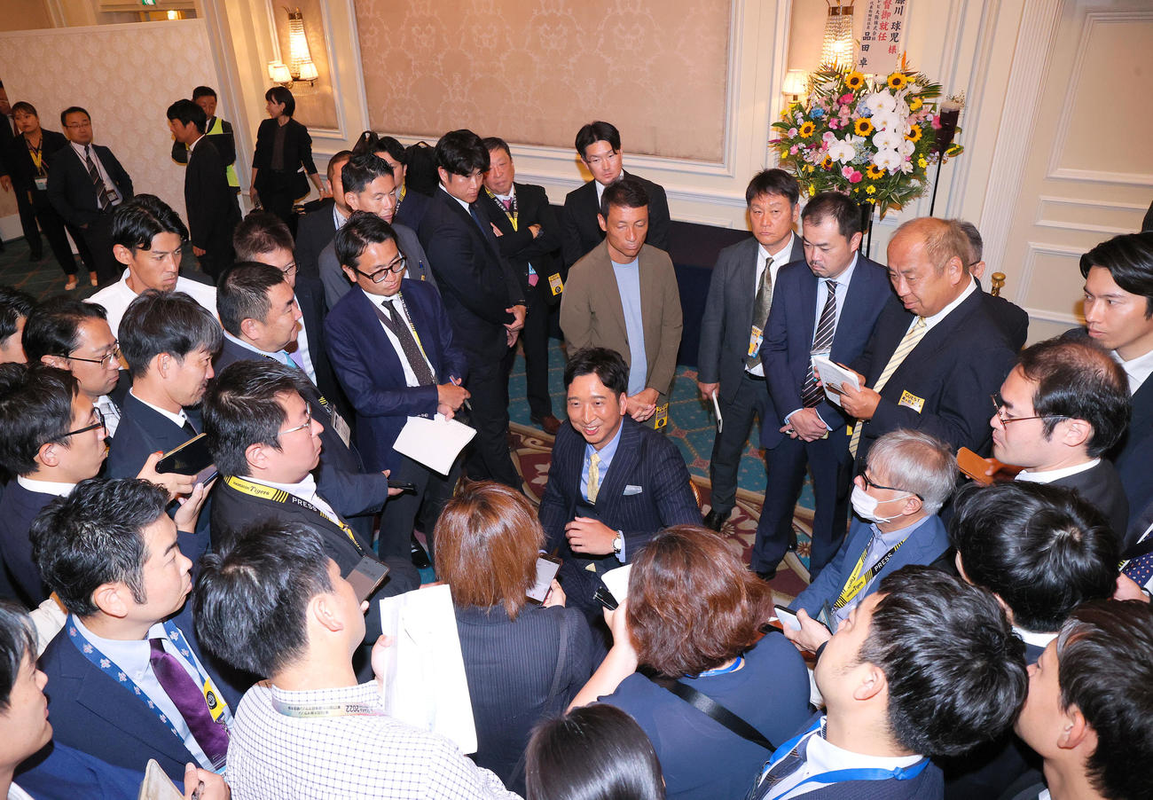 阪神藤川新監督（中央）は就任会見を終え報道陣に囲まれながら質問に答える（撮影・上山淳一）