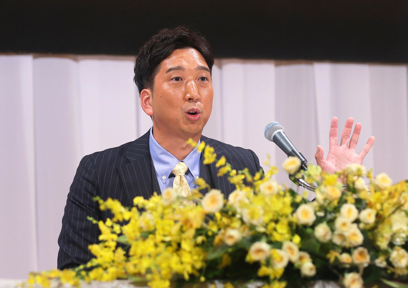 阪神の監督に就任し会見する藤川新監督（撮影・上山淳一）