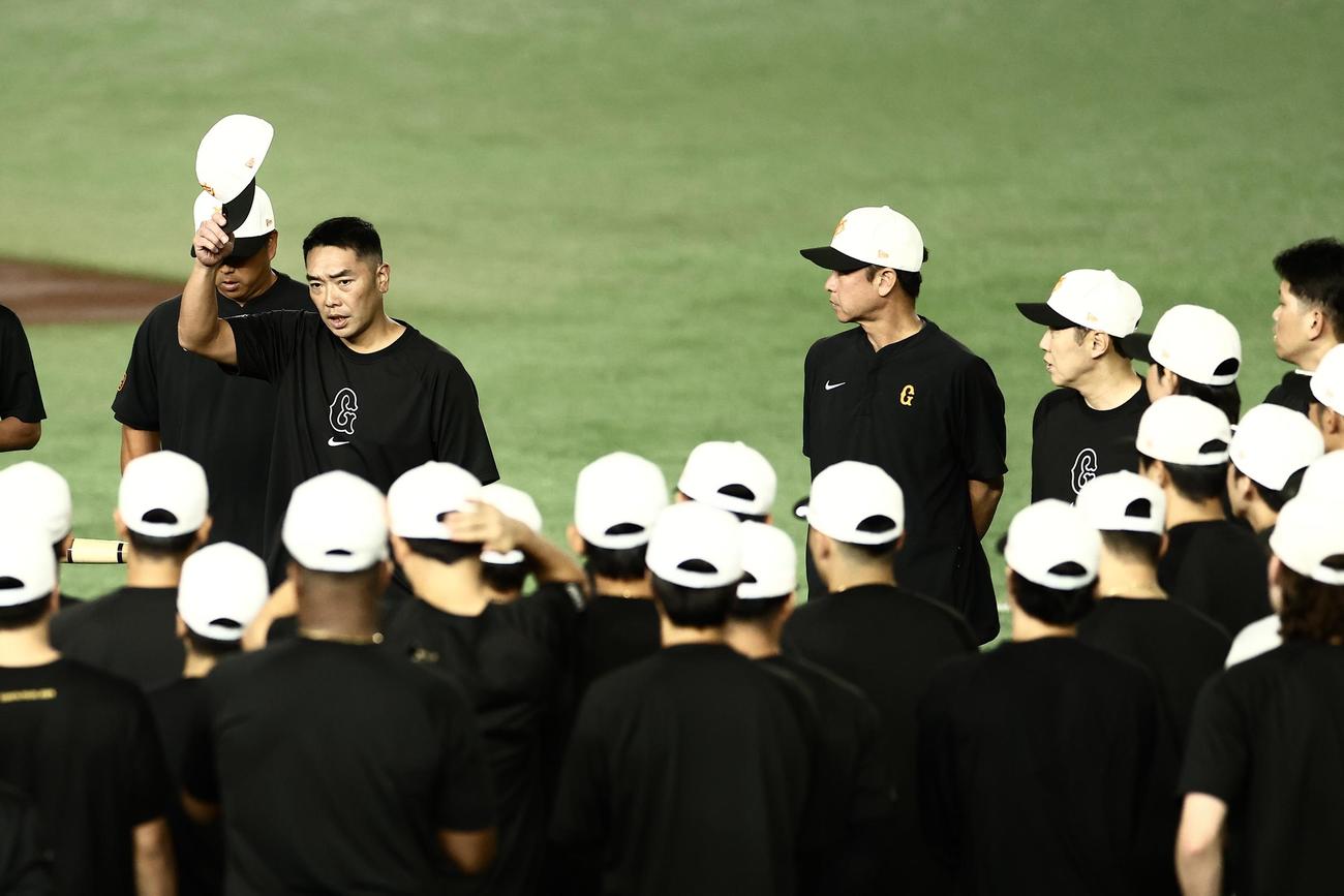 練習開始前、選手たちに訓示する巨人阿部慎之助監督（撮影・河田真司）