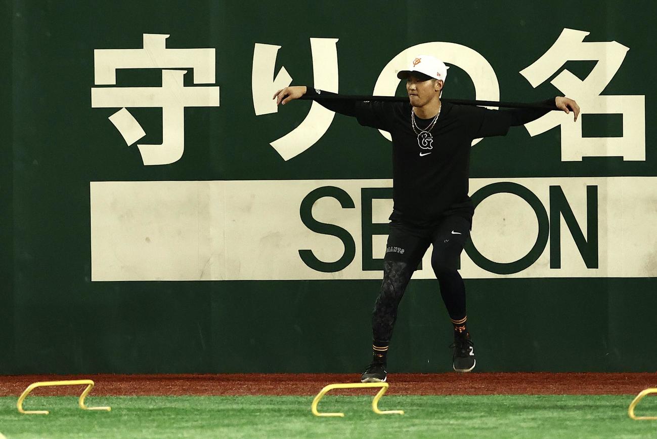 練習に臨む巨人吉川（撮影・河田真司）