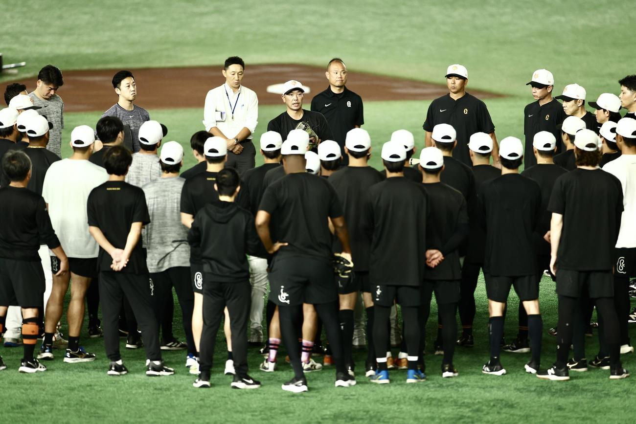 練習開始前、選手たちに訓示する巨人阿部監督（中央）（撮影・河田真司）