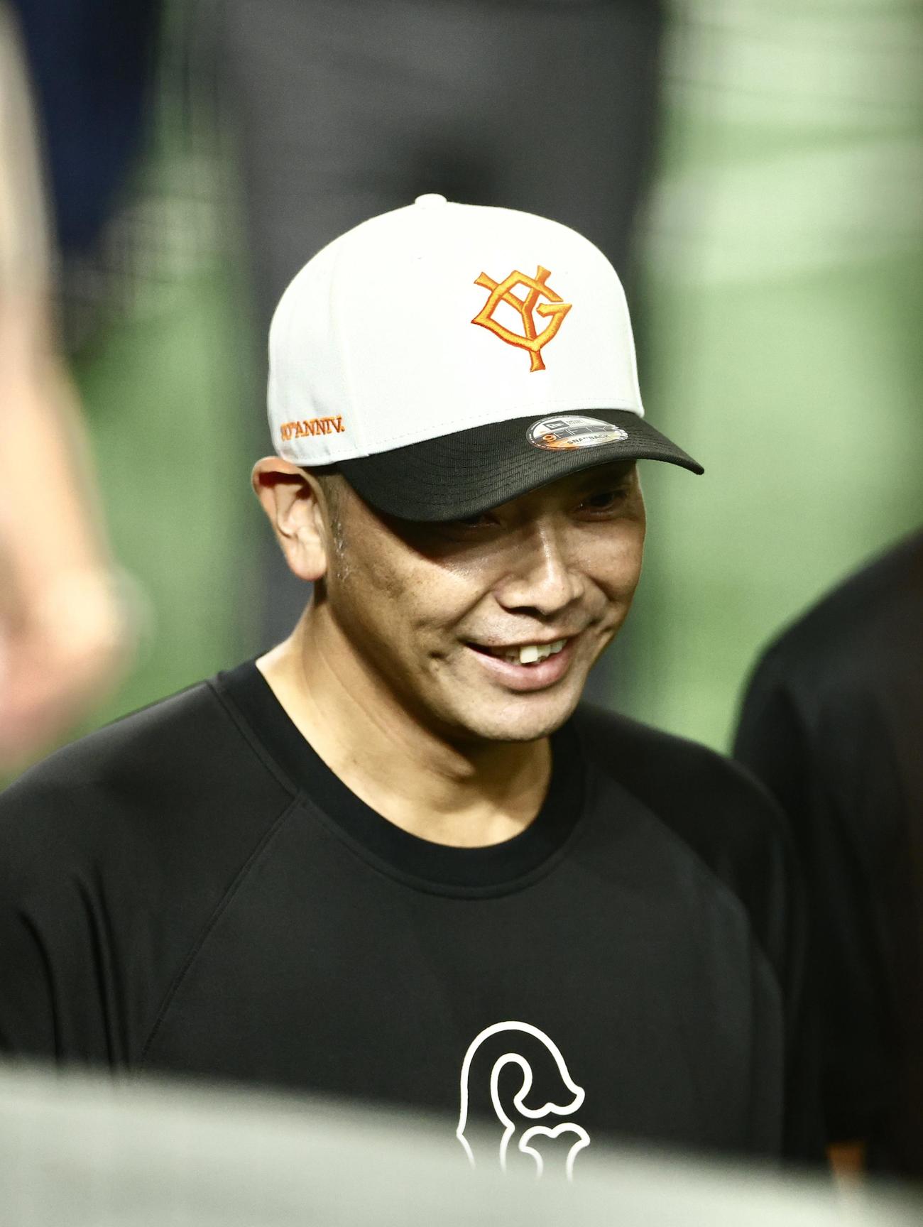 笑顔でベンチに移動する巨人阿部監督（撮影・河田真司）