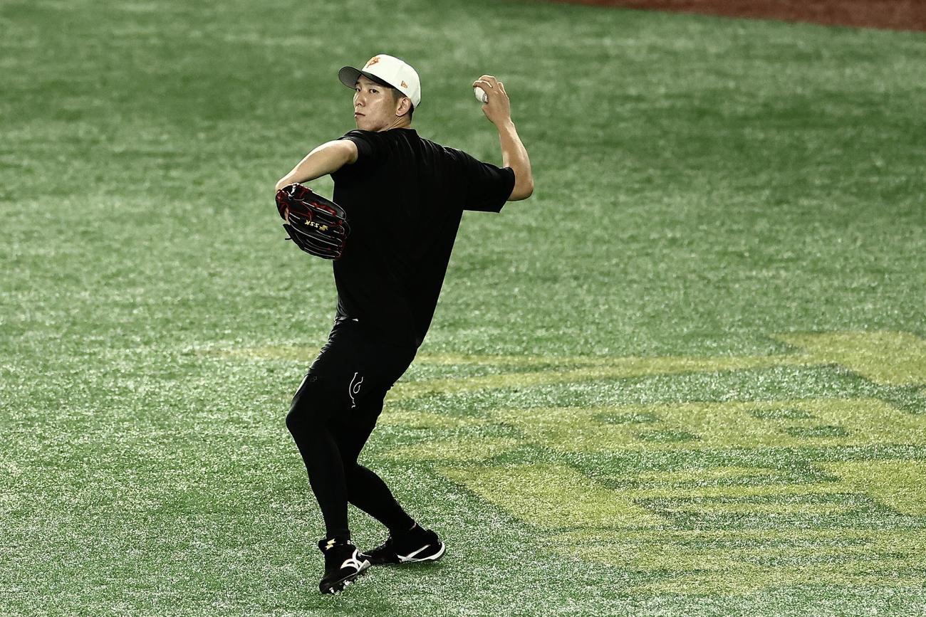 キャッチボールする巨人戸郷（撮影・河田真司）