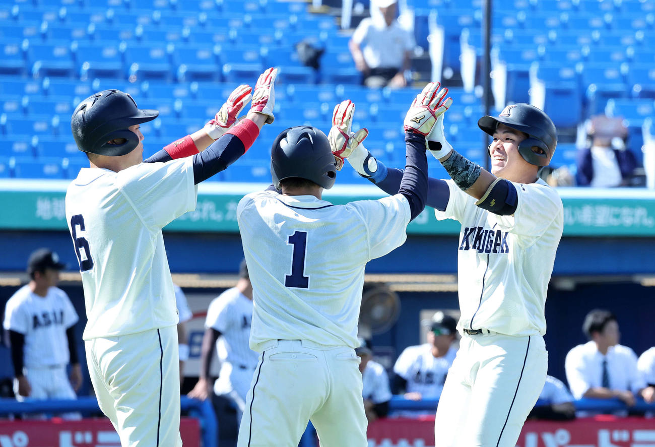 国学院大対亜大　3回表国学院大1死一、二塁、仲村光（右）は左越え3点本塁打を放ちタッチして喜ぶ（撮影・鈴木正人）
