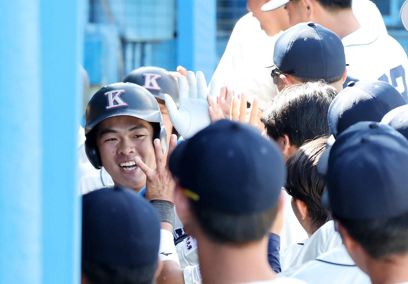 国学院大対亜大　3回表国学院大1死一、二塁、仲村光（左）は左越え3点本塁打を放ちベンチ内で喜ぶ（撮影・鈴木正人）
