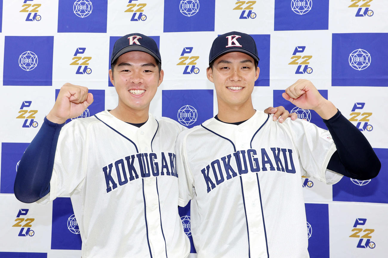 国学院大対亜大　勝利し笑顔でガッツポーズする国学院大・仲村光（左）と石野（撮影・鈴木正人）
