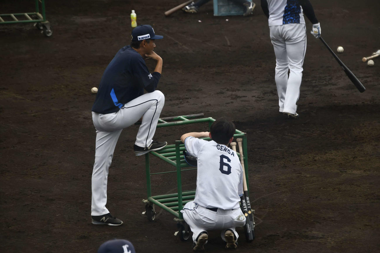 野手陣の打撃練習の合間、源田と話し込む西口文也新監督（撮影・平山連）