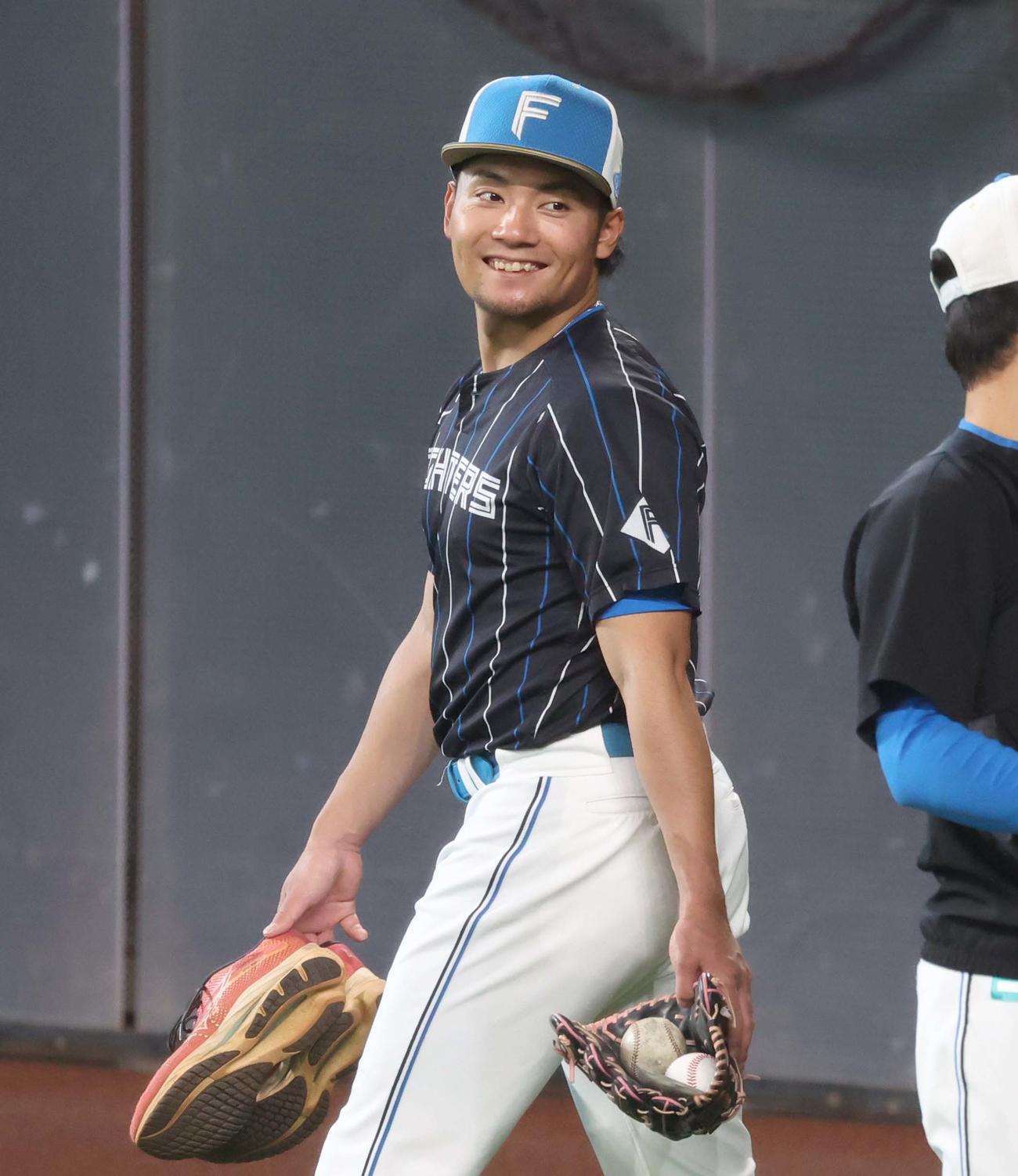 笑顔の日本ハム伊藤