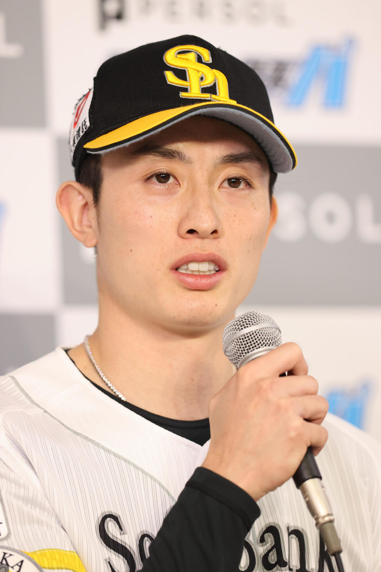 CSファイナルステージ前日会見に登壇した選手会長の周東（撮影・梅根麻紀）