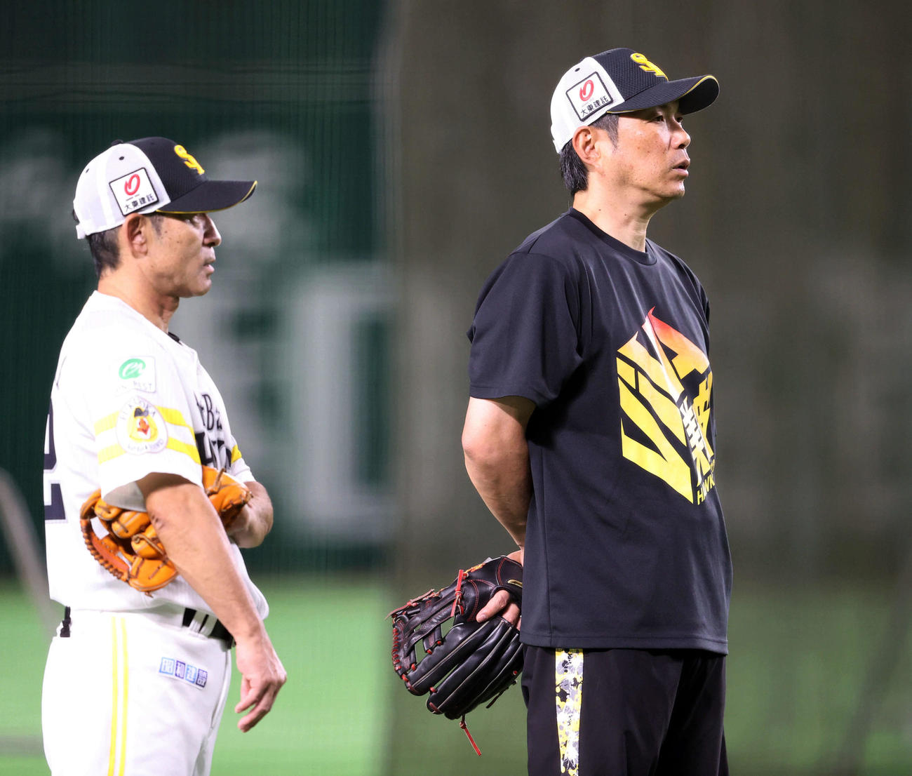 穏やかな表情でナインの練習を見守るソフトバンク小久保監督。左は奈良原（撮影・梅根麻紀）