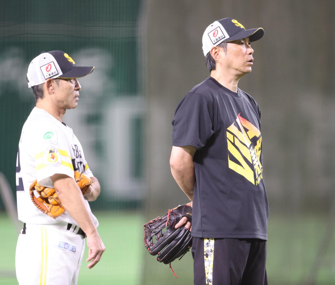 奈良原コーチと話をする小久保監督（撮影・梅根麻紀）